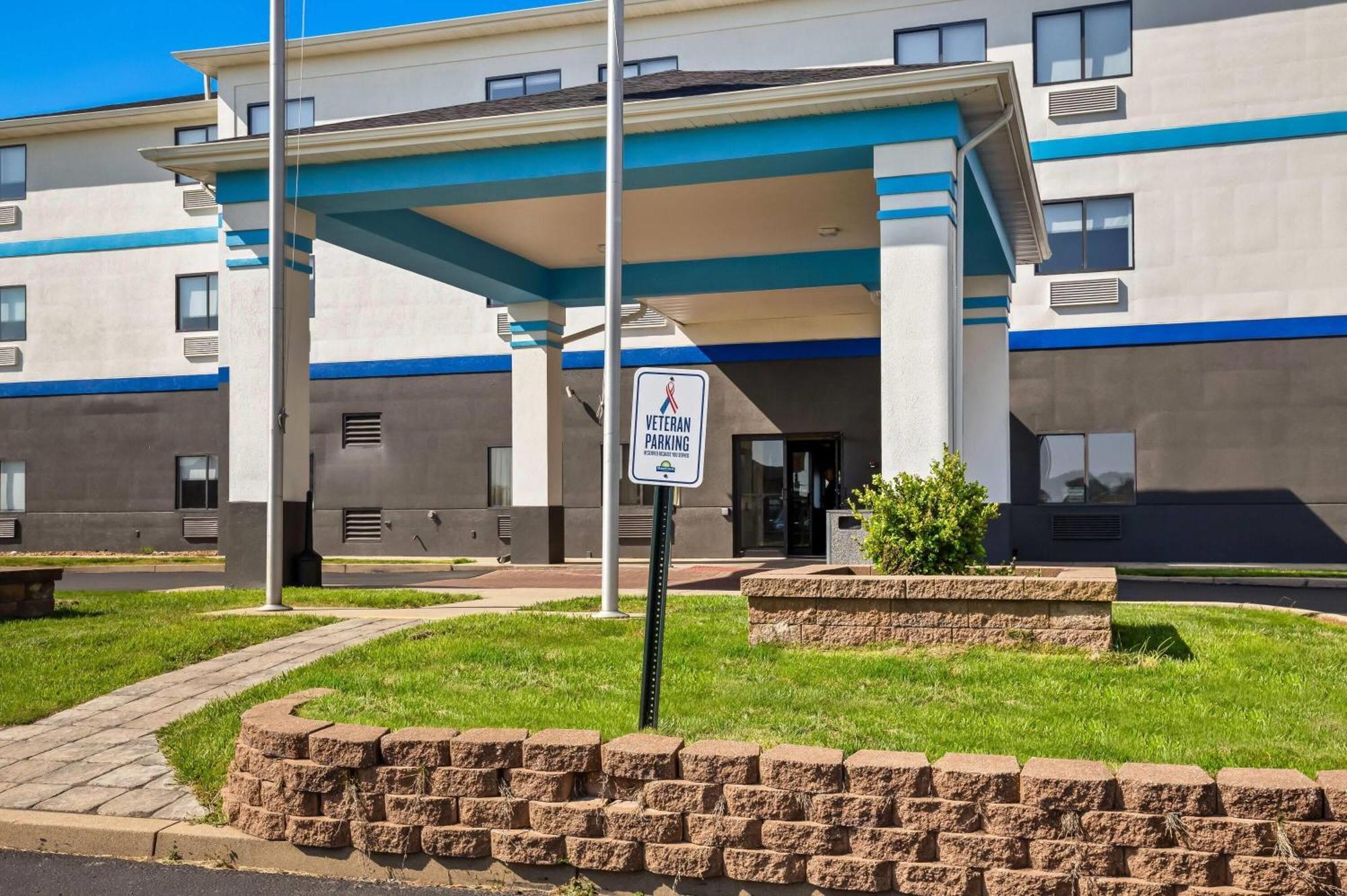 Days By Wyndham St Louis Collinsville